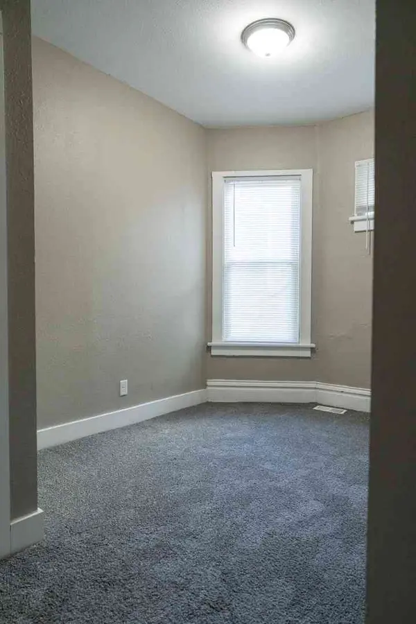 411 E 8TH ST, Davenport, IA 52803