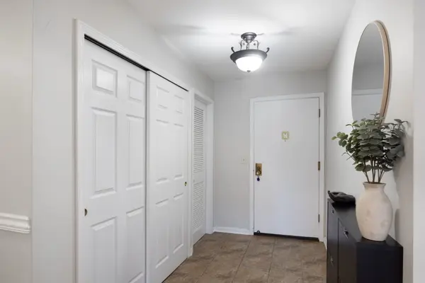 9530 Lamon AVE #401, Skokie, IL 60077