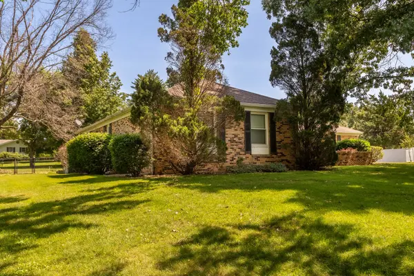 105 Woodlake LN, Eldorado, IL 62930