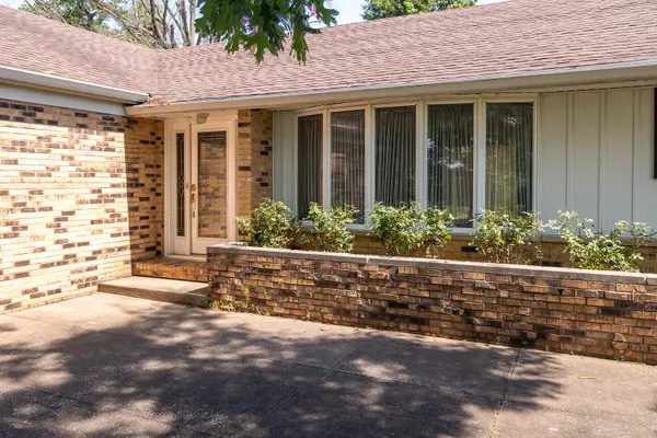 105 Woodlake LN, Eldorado, IL 62930