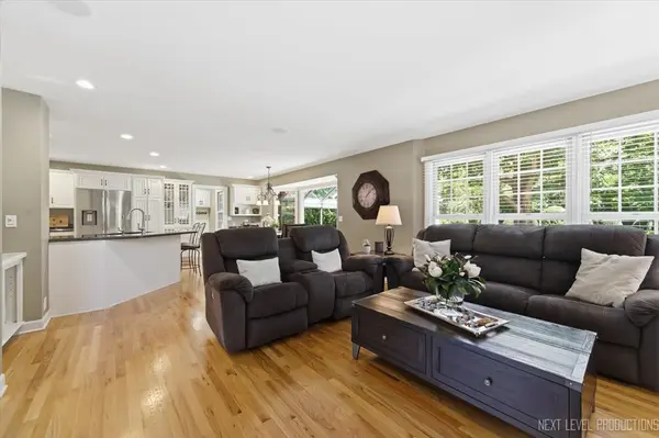 990 Pinecrest DR, Sugar Grove, IL 60554