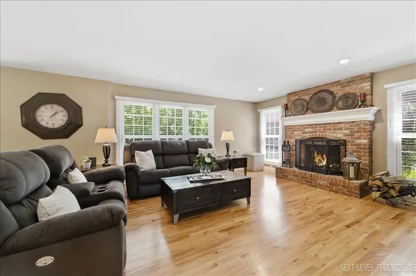 990 Pinecrest DR, Sugar Grove, IL 60554