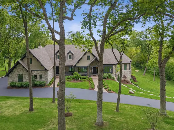 3873 Carlisle DR, Crystal Lake, IL 60012