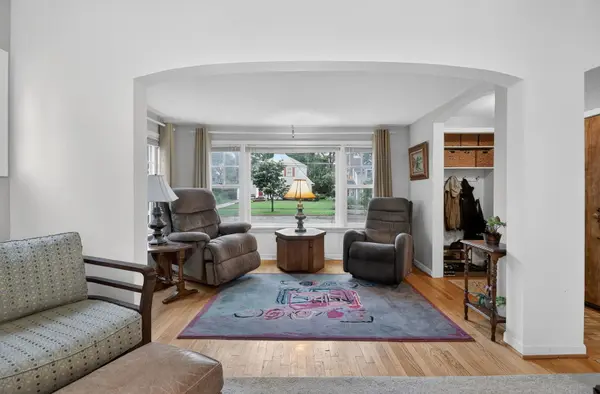 319 E Jefferson AVE, Wheaton, IL 60187