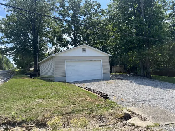 12808 N Shoreland DR, Marion, IL 62959