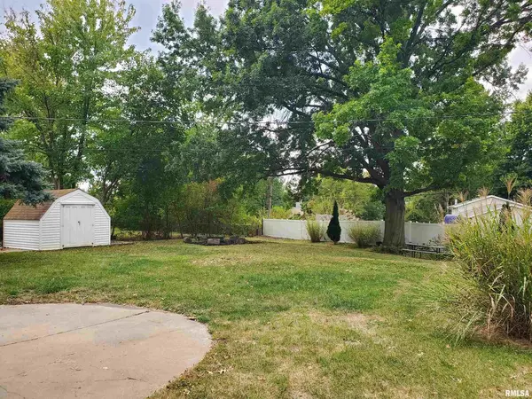 2211 WAVELAND DR, Bettendorf, IA 52722