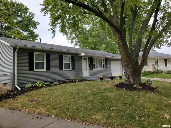 2211 WAVELAND DR, Bettendorf, IA 52722