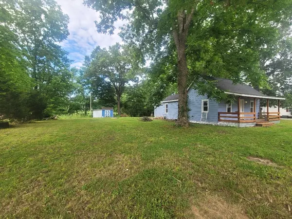 301 E Olive ST, Mcleansboro, IL 62859