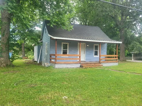 301 E Olive ST, Mcleansboro, IL 62859