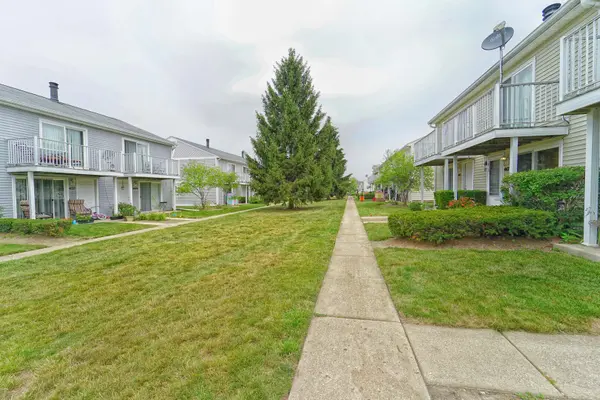 389 Meadow Green LN #1, Round Lake Beach, IL 60073