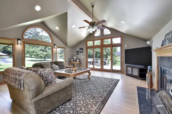 381 Grayfriars LN, Inverness, IL 60067