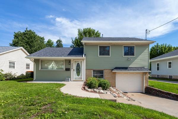 3224 W Locust ST, Davenport, IA 52804