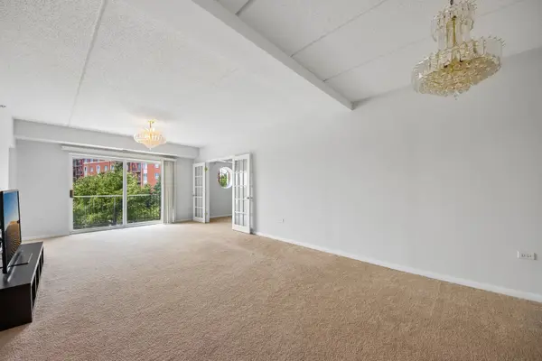 190 N Milwaukee AVE #401, Wheeling, IL 60090