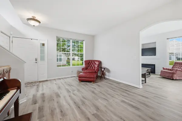 215 Grays DR, Oswego, IL 60543