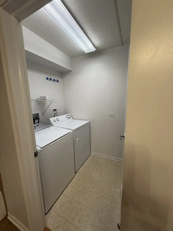 390 S Western AVE #402, Des Plaines, IL 60016