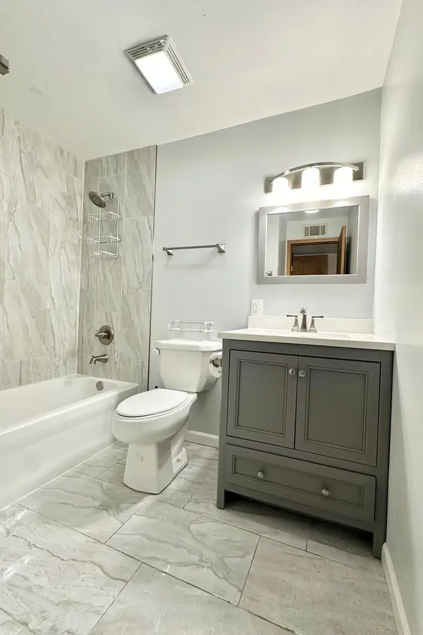 6A Kingery Quarter RD #203, Willowbrook, IL 60527