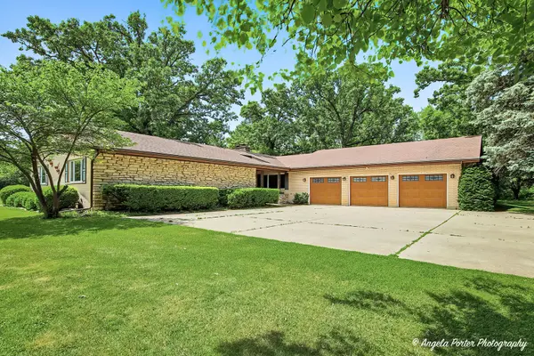 4121 Miller Oaks DR, Mchenry, IL 60051