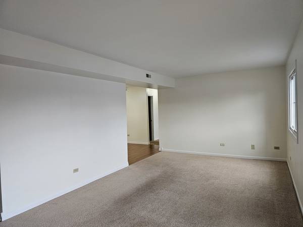 833 Village Quarter RD #G2, West Dundee, IL 60118