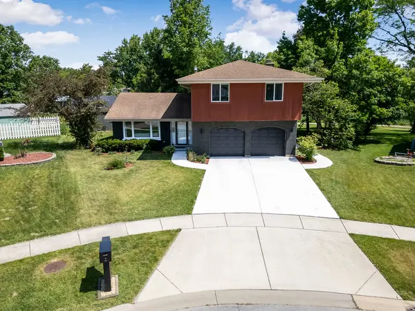 926 Holliston CT, Schaumburg, IL 60193
