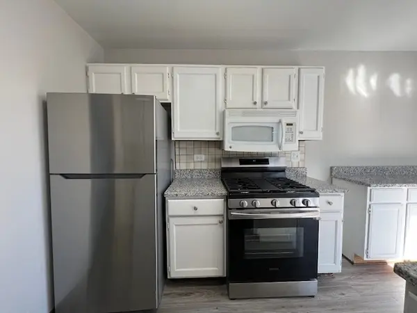 7030 Barrington CT #204, Woodridge, IL 60517