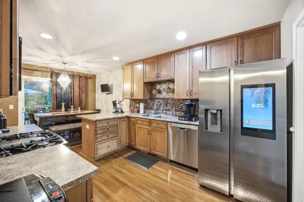 1447 Mackenzie LN, Elgin, IL 60120