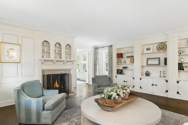 332 Old Sutton RD, Barrington Hills, IL 60010