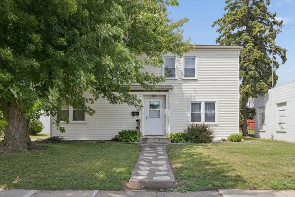 406 11th ST, De Witt, IA 52742