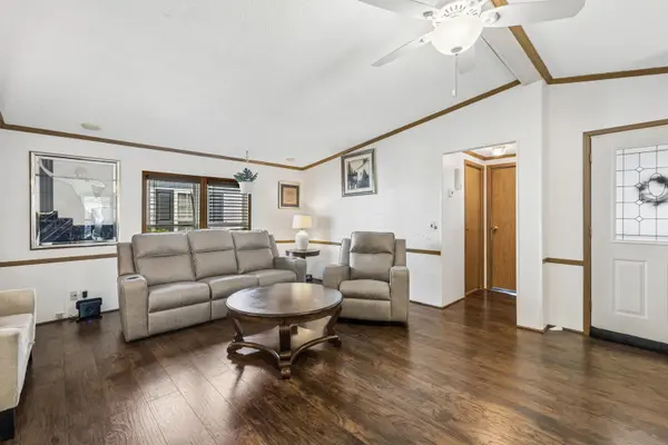 818 Oakbrook DR, Crystal Lake, IL 60014
