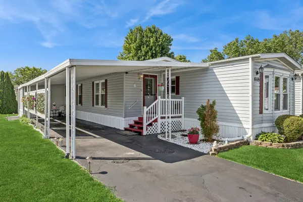 818 Oakbrook DR, Crystal Lake, IL 60014