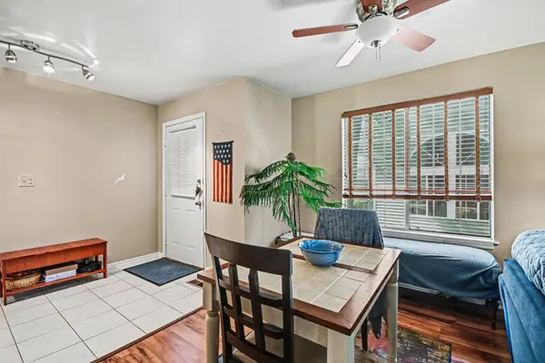 107 Winchester DR #A, Streamwood, IL 60107