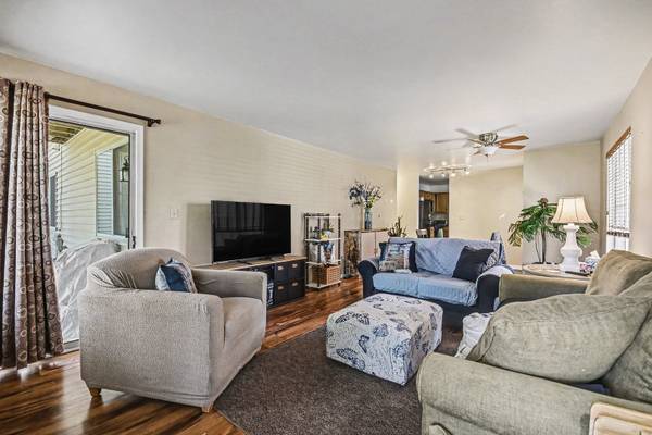 107 Winchester DR #A, Streamwood, IL 60107