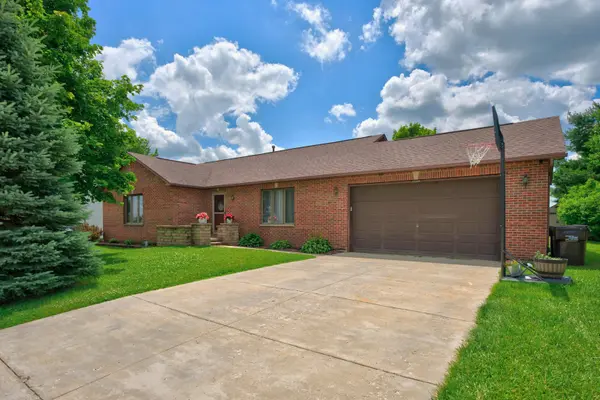 10205 Sharon LN, Hebron, IL 60034