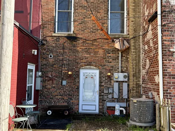 702 N Side SQ, Clinton, IL 61727