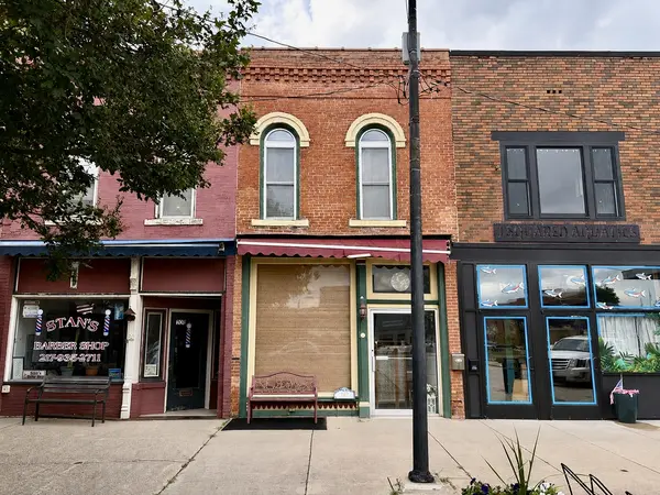 702 N Side SQ, Clinton, IL 61727