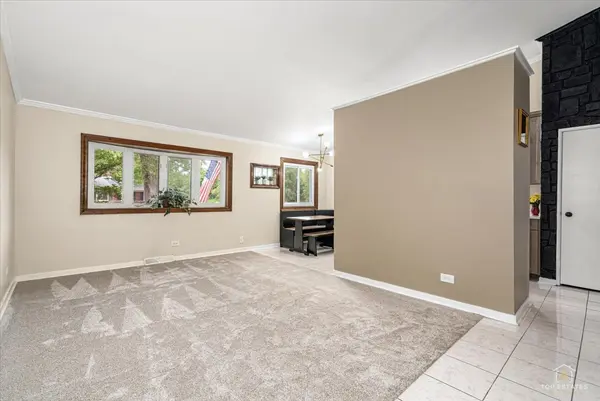 402 N Douglas AVE #402, Villa Park, IL 60181