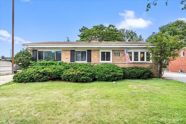 402 N Douglas AVE #402, Villa Park, IL 60181