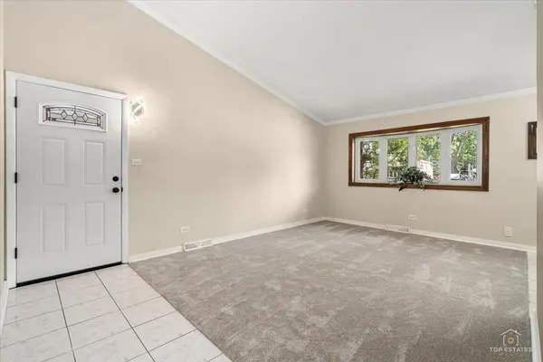 402 N Douglas AVE #402, Villa Park, IL 60181
