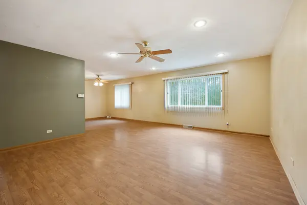 1381 Volkamer TRL, Elk Grove Village, IL 60007