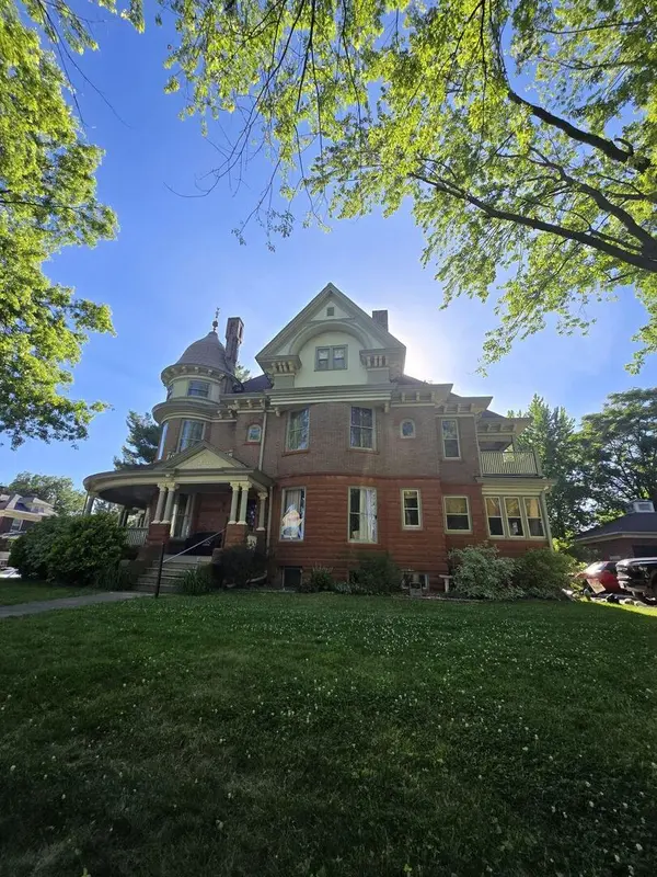 320 E 2nd AVE, Monmouth, IL 61462