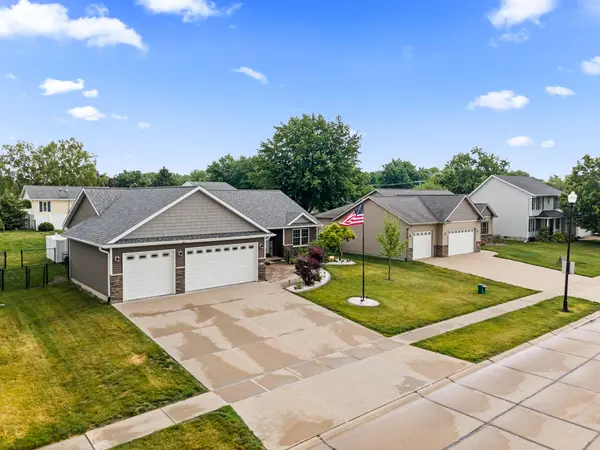 520 Pinehurst DR, Eldridge, IA 52748