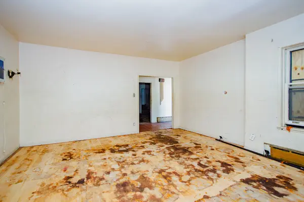 8255 S Saint Lawrence AVE, Chicago, IL 60619