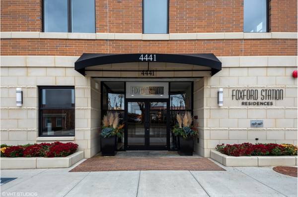 4441 Wolf RD #206, Western Springs, IL 60558