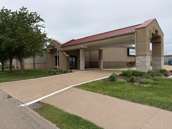 400 S 16th AVE, Eldridge, IA 52748