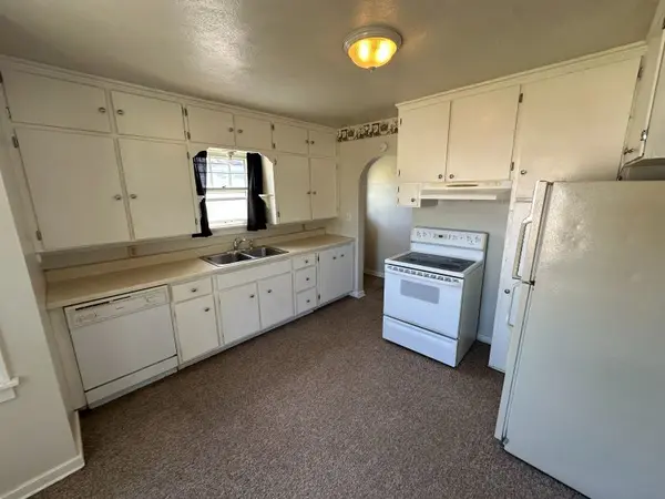 809 11th ST, De Witt, IA 52472