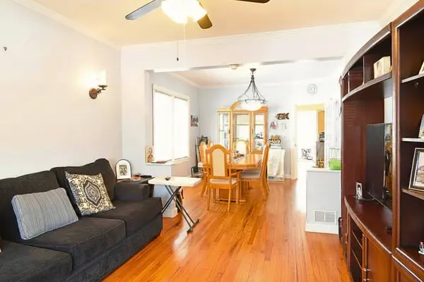 4945 W Waveland AVE, Chicago, IL 60641