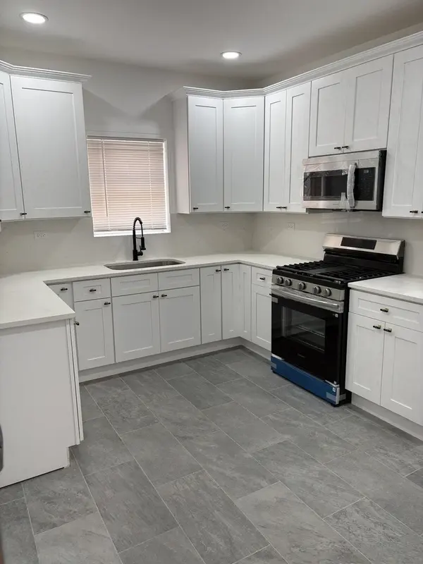 7606 S Paxton AVE, Chicago, IL 60649