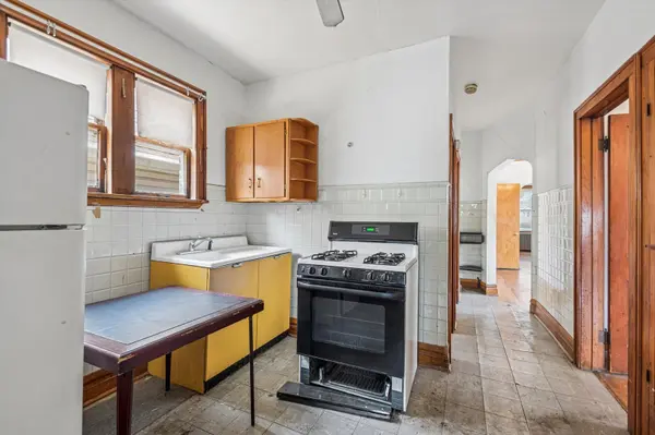 3039 N Gresham AVE, Chicago, IL 60618