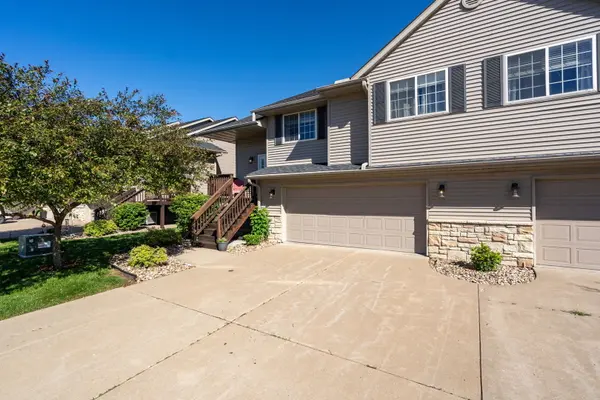1636 E Lomar ST, Eldridge, IA 52748