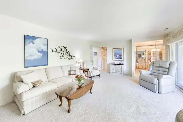 1845 Tanglewood DR #3D, Glenview, IL 60025