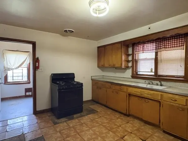 8153 S Marquette AVE, Chicago, IL 60617
